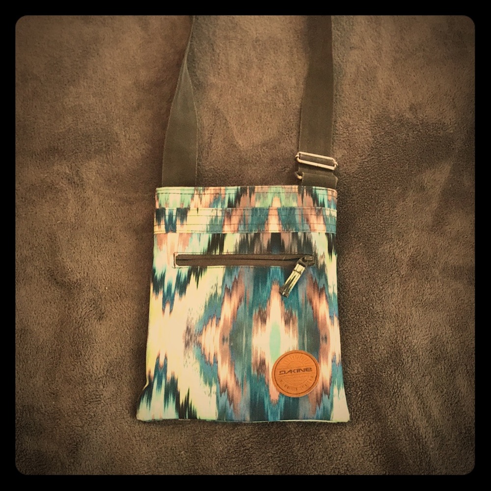 Dakine crossbody purse